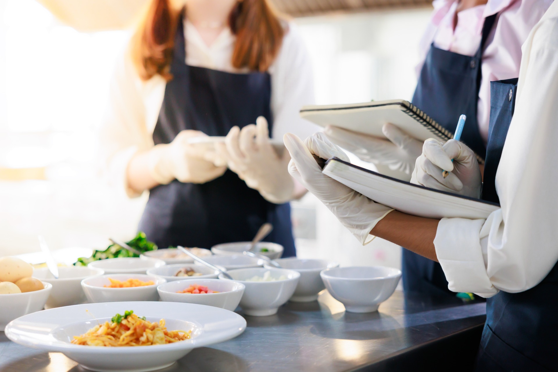 Cocineros hacen inventario de los ingredientes que hay en unos boles pequeños