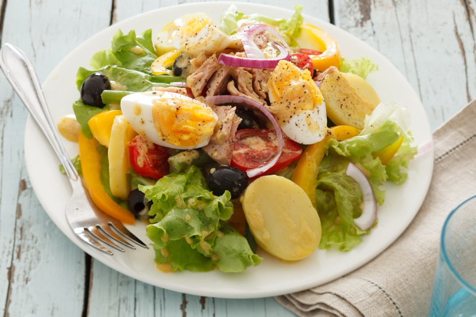 Ensalada aliñada de atún huevo, cebolla, patata, aceitunas negras y tomate